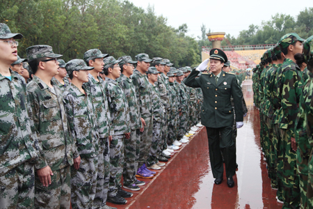石大6500余名新生冒雨參加軍訓匯報表演