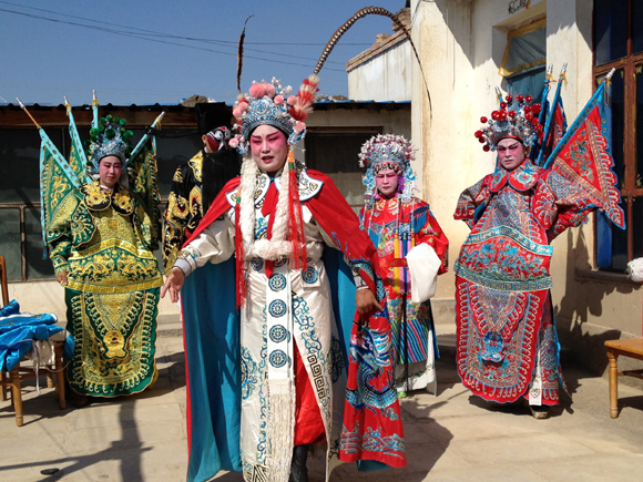小營盤鎮(zhèn)農(nóng)民秦劇團活躍在博樂市城鄉(xiāng)義務演出