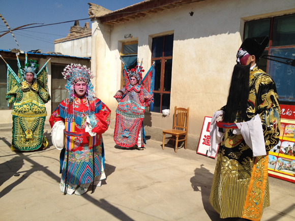小營盤鎮(zhèn)農(nóng)民秦劇團活躍在博樂市城鄉(xiāng)義務(wù)演出