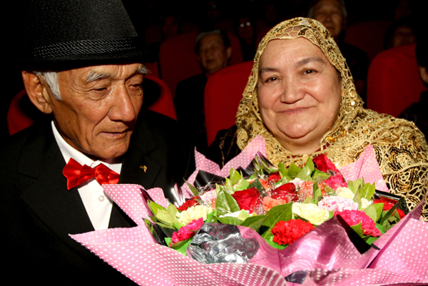 “油城”克拉瑪依：50對老人集體慶金婚