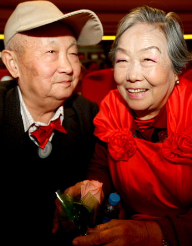 “油城”克拉瑪依：50對老人集體慶金婚