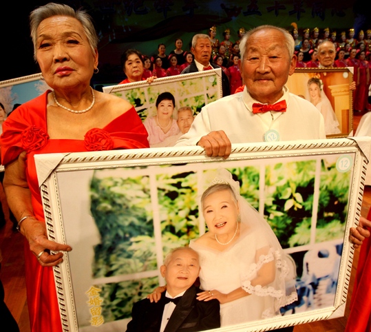 “油城”克拉瑪依：50對老人集體慶金婚