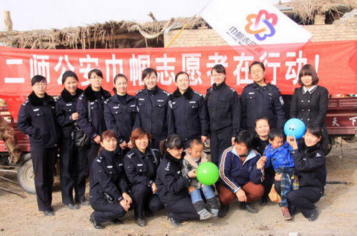 奉獻(xiàn)愛心、服務(wù)社會、二師公安巾幗志愿者在行動