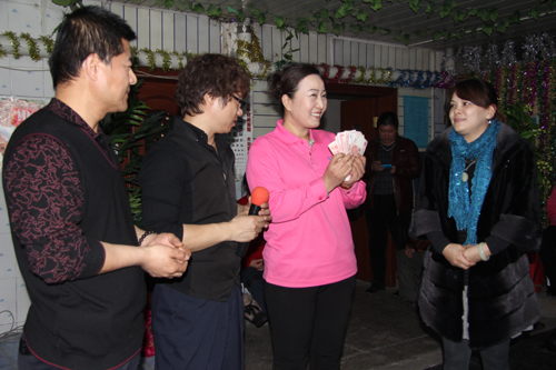 烏魯木齊市志愿者協(xié)會組織志愿者街頭送溫暖