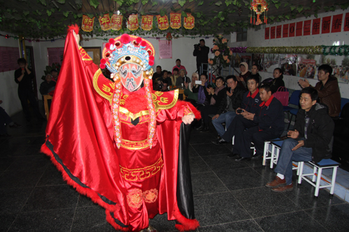 烏魯木齊市志愿者協(xié)會組織志愿者街頭送溫暖