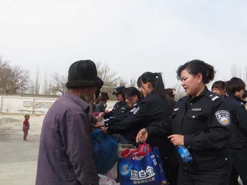 35名警花“三八”婦女節(jié)的特殊慰問