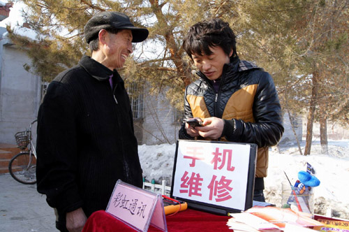 新疆兵團六師共青團農場百名“雷鋒”真情服務社會