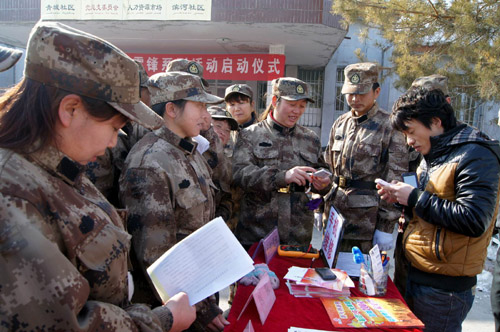 新疆兵團六師共青團農場百名“雷鋒”真情服務社會