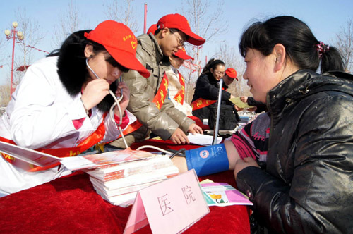 新疆兵團(tuán)六師共青團(tuán)農(nóng)場(chǎng)百名“雷鋒”真情服務(wù)社會(huì)