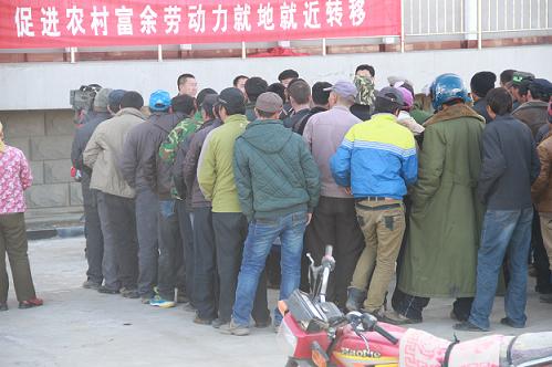 發揮勞務經紀人作用，促進農村富余勞動力轉移