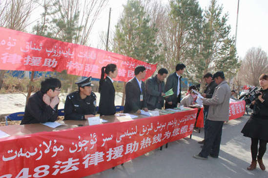 新疆兵團二師公安民警走上街頭進行法制宣傳