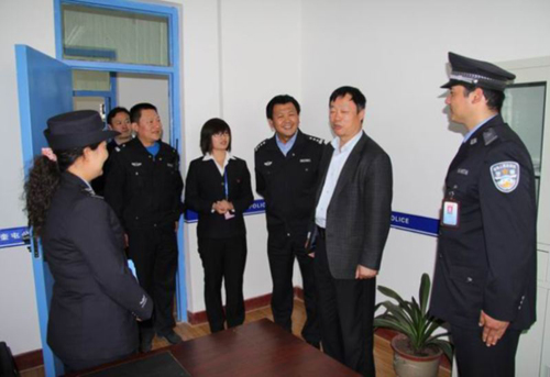 新疆自治區(qū)公安廳副廳長(zhǎng)王謙榕蒞臨奎屯市檢查指導(dǎo)維穩(wěn)安保工作