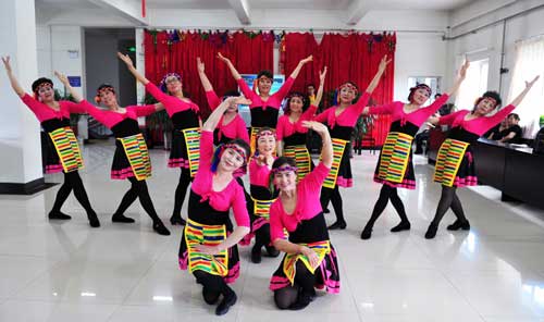 油城社區(qū)老志愿者慰問福利院老人