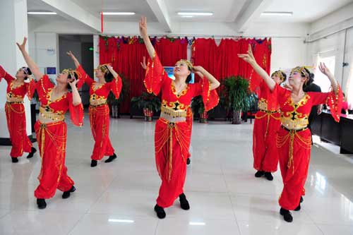 油城社區(qū)老志愿者慰問福利院老人