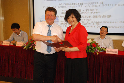 俄語國家畜禽養(yǎng)殖與動物疾病防治新技術培訓班在石大結業(yè)