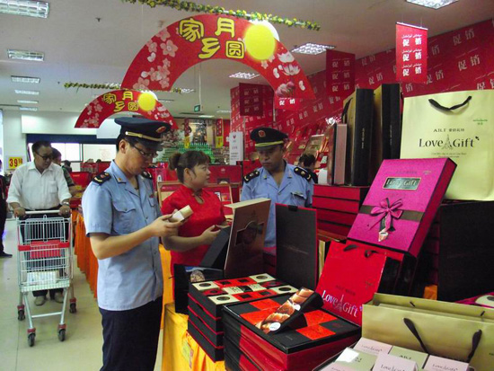 新疆哈密市工商局開展中秋、國慶前食品安全檢查