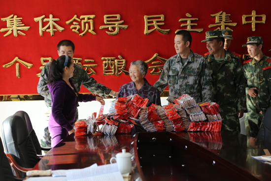“擁軍鞋墊”寄深情　 ---七旬老人到克拉瑪依市白堿灘區(qū)人武部慰問(wèn)官兵