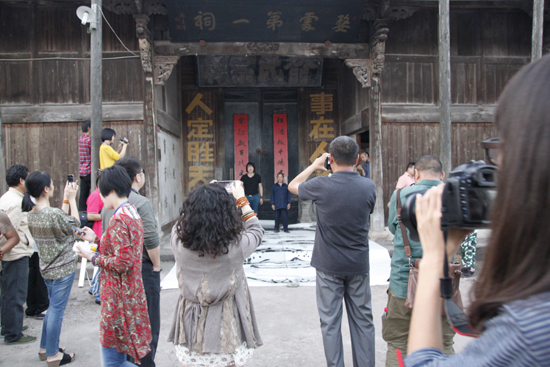 藝術家現場為法拉利高層創(chuàng)作漫藝術作品