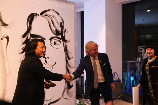 藝術(shù)家現(xiàn)場為法拉利高層創(chuàng)作漫藝術(shù)作品