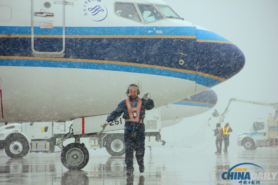 烏機(jī)場(chǎng)迎今冬首場(chǎng)降雪 南航新疆進(jìn)入“冬運(yùn)模式”