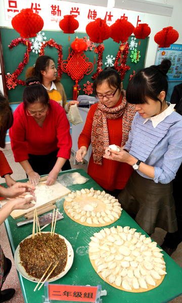 新疆克拉瑪依：包餃子迎馬年