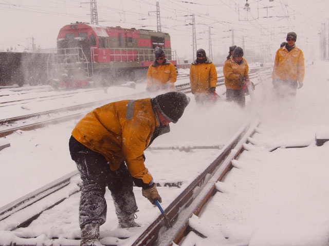 新疆烏鐵局遭遇大風雪 鐵路晝夜奮戰清積雪隱患保暢通