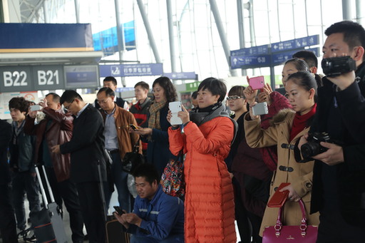 健美操跳進候機樓 南航“快閃”號召學習雷鋒“快行動”