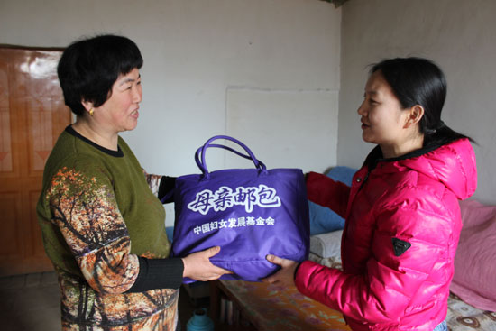 新疆兵團第六師共青團農(nóng)場“母親郵包”溫暖貧困母親