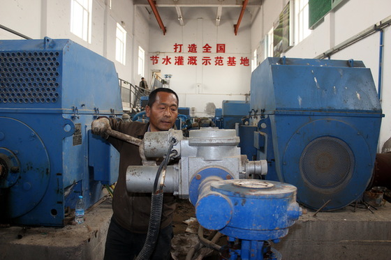 新疆兵團(tuán)第六師共青團(tuán)農(nóng)場(chǎng)運(yùn)用全國(guó)領(lǐng)先的滴灌技術(shù)節(jié)水效果明顯