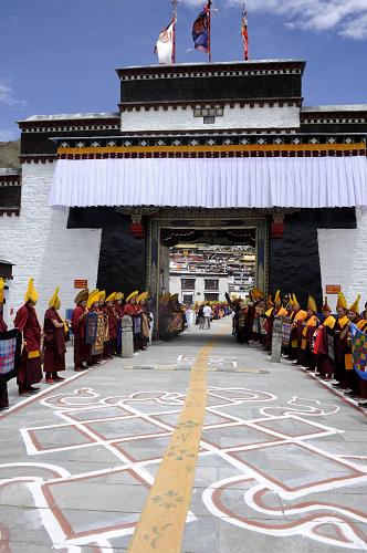 班禪活佛結(jié)束在拉薩的佛事、社會(huì)活動(dòng)抵達(dá)日喀則