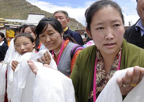 班禪活佛結(jié)束在拉薩的佛事、社會(huì)活動(dòng)抵達(dá)日喀則