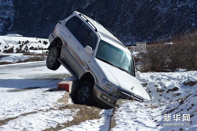 川藏公路西藏林芝境內降雪 道路積雪嚴重