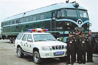 （“兩路”精神）汽車“背”著火車進西藏