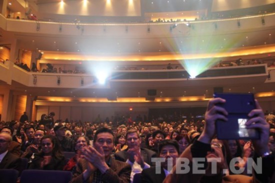 西藏特色歌舞表演征服加拿大觀眾