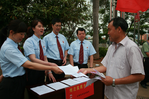紅河中院黨員法官走上街頭開(kāi)展為民法律咨詢服務(wù)