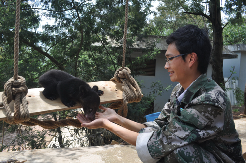 小熊被棄 人類奶爸用心呵護它