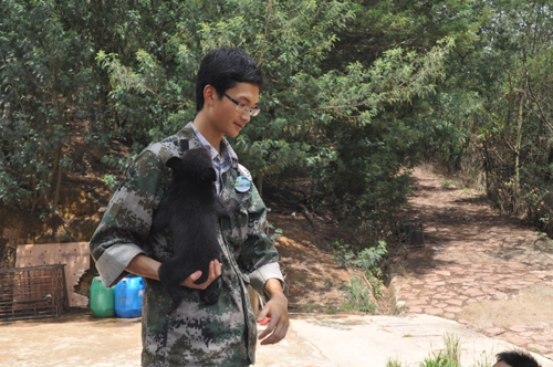 小熊被棄 人類奶爸用心呵護它