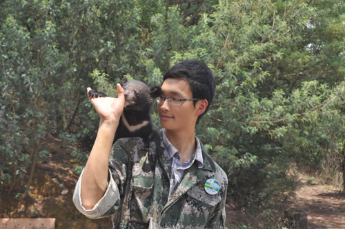 小熊被棄 人類奶爸用心呵護它