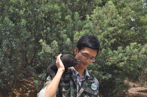 小熊被棄 人類奶爸用心呵護它