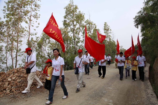 巧家縣開展“重走長征路”青少年紅色之旅活動