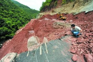 云南“史上最短命公路”追蹤:官方否認(rèn)搶工期
