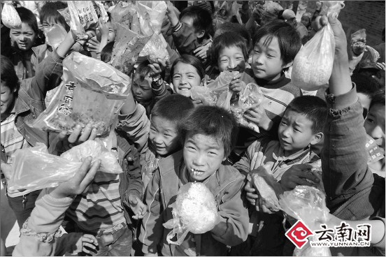 紅河州紅河縣浪堤鄉(xiāng)小學(xué)留守兒童盼營養(yǎng)午餐