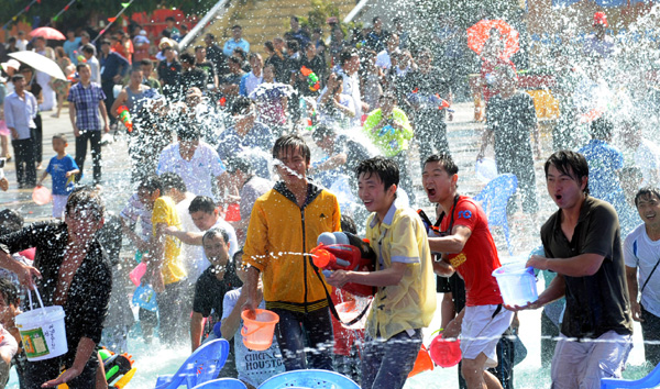 傣寨歡度潑水節