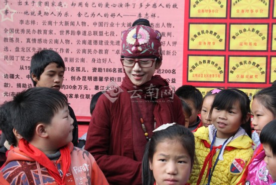 楊麗萍金飛豹邀請(qǐng)德馨學(xué)校孩子們看演出（組圖）