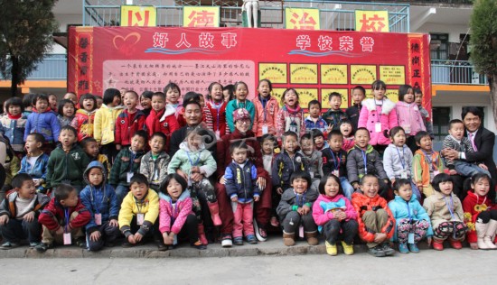 楊麗萍金飛豹邀請德馨學校孩子們看演出（組圖）