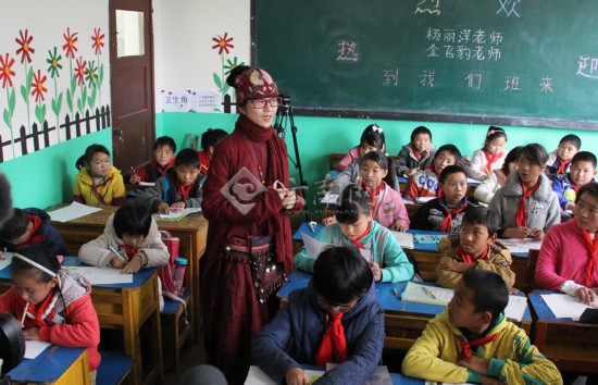 楊麗萍金飛豹邀請德馨學校孩子們看演出（組圖）