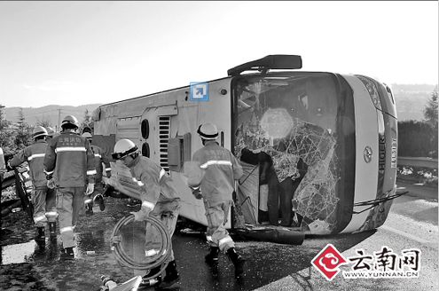 為讓后方超車 云南楚大高速一大巴側(cè)翻致兩死32傷