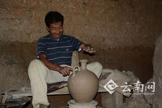 云南景谷燒窯專業戶震后忙燒制壇罐重建家園