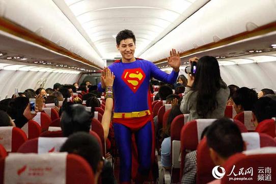 云南昆明：萬圣節空乘高空上演cosplay秀 圖