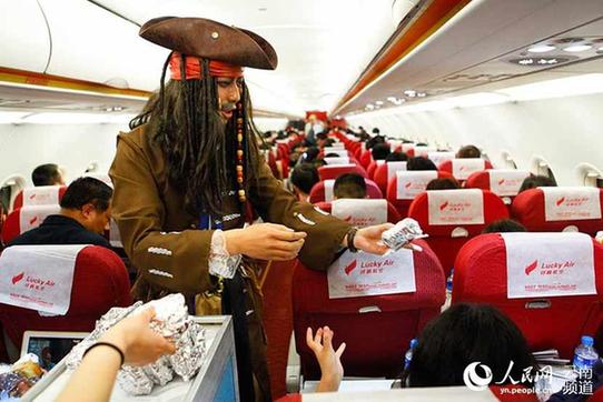 云南昆明：萬圣節(jié)空乘高空上演cosplay秀 圖